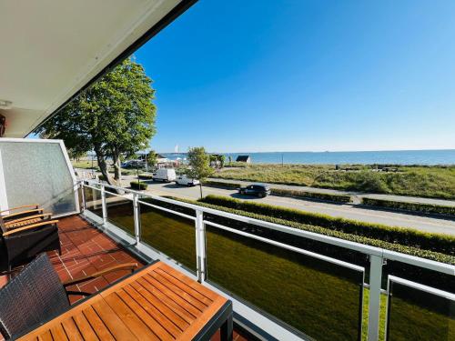 a balcony with a bench and a view of the ocean at Bellevue Nr. 25 in Scharbeutz