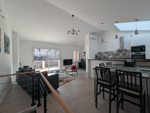 une cuisine et un salon avec une table et des chaises dans l'établissement 2BR with quiet terrace in the city center, à Marseille
