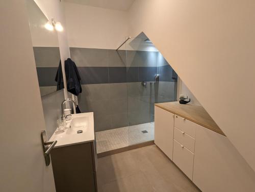 une salle de bain avec une douche, un lavabo et des toilettes dans l'établissement 2BR with quiet terrace in the city center, à Marseille