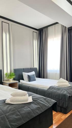 Ένα ή περισσότερα κρεβάτια σε δωμάτιο στο Caravan Hotel