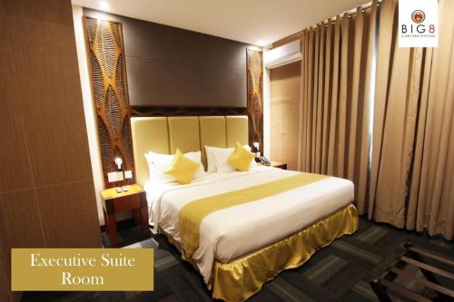 - une chambre avec un grand lit dans une chambre d'hôtel dans l'établissement Big 8 Corporate Hotel Digos, à Aplaya