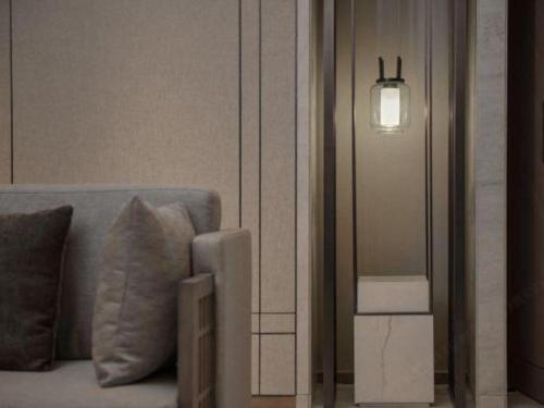 a living room with a couch and a light fixture at Empark Grand Hotel Fuzhou in Fuzhou