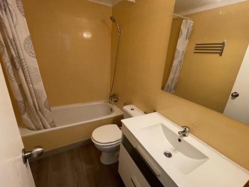a bathroom with a sink and a toilet and a bath tub at Pi Sunyer Studio. in Roses