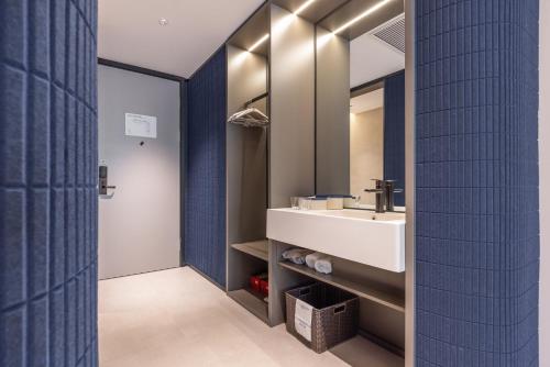 un bagno con lavandino e specchio di Atour Light Hotel Beijing International Exhibition Center Liufang Subway Station a Pechino