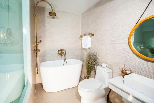 チェンマイにあるJowa Hotelの浴槽、トイレ、洗面台を備えたバスルーム