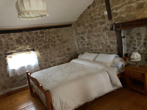 Ένα ή περισσότερα κρεβάτια σε δωμάτιο στο Le Petit Gîte de Milhac