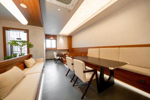 a dining room with a table and chairs at Xihe Hotel-Shanghai Lujiazui Lancun Road Subway Station Branch in Shanghai