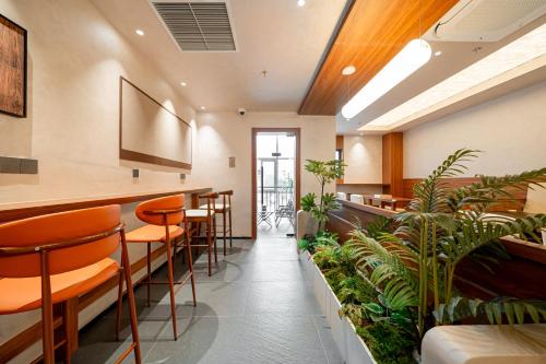 a bar in a restaurant with plants at Xihe Hotel-Shanghai Lujiazui Lancun Road Subway Station Branch in Shanghai