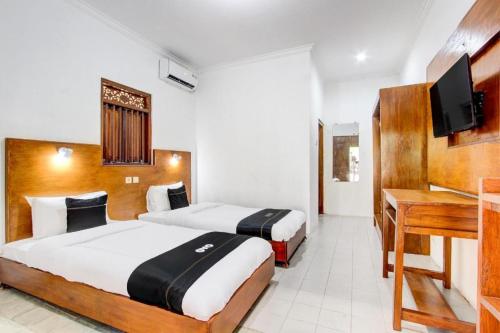 Giường trong phòng chung tại Capital O 93873 Sokkyo Homestay