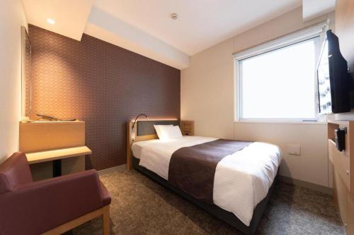 a hotel room with a bed and a window at KEIKYU EX INN Tokyo Nihombashi in Tokyo
