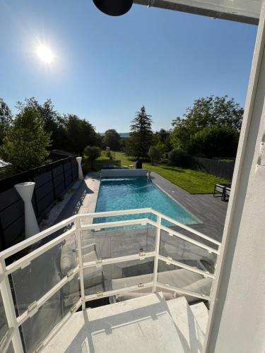 - une vue sur la piscine depuis le balcon d'une maison dans l'établissement 23 Avenue Pasteur, à Saint-Julien-du-Sault
