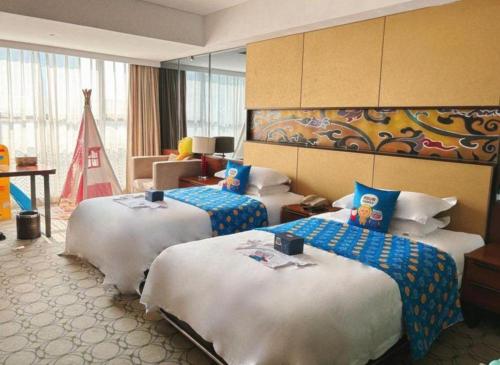Una habitación de hotel con dos camas y una sala de estar. en Nanjing Rsun Hotel, en Nanjing