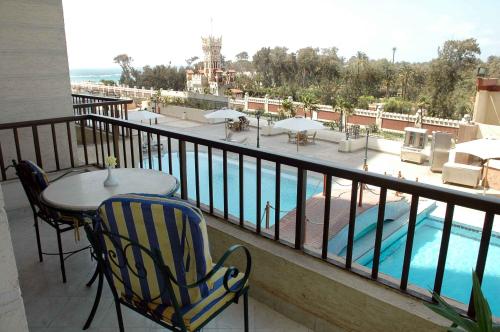 Vaizdas į baseiną apgyvendinimo įstaigoje AIFU Hotel El Montazah Alexandria arba netoliese
