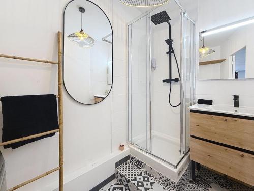 une salle de bain avec douche et lavabo dans l'établissement Logement entier appartement T2 Marseille Panier, à Marseille
