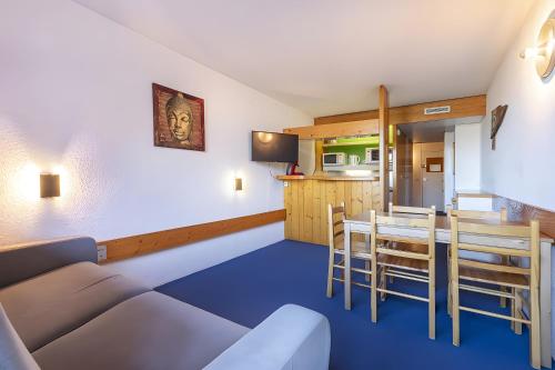 un salon avec un canapé, une table et des chaises dans l'établissement Studio Lauzieres 10 Arc, à Bourg-Saint-Maurice