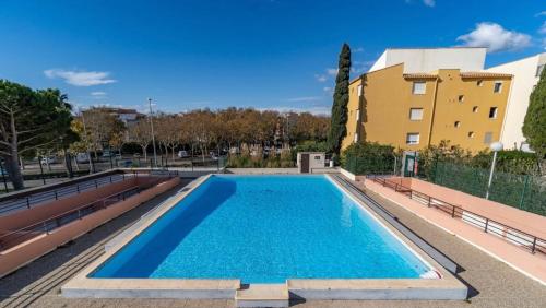 une grande piscine devant un immeuble dans l'établissement Appartement tout équipé, au Cap d'Agde