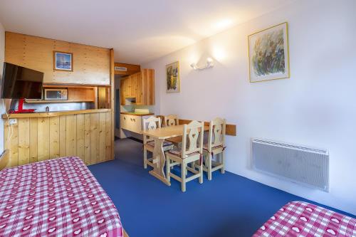 Cette chambre comprend une cuisine, une table et des chaises. dans l'établissement Beau Studio Lauzieres 11 Arc, à Bourg-Saint-Maurice