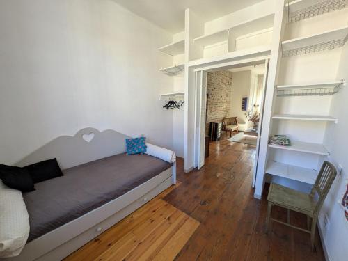 - une chambre avec un lit, du parquet et des étagères dans l'établissement Charming 2-bedroom, near city center, à Toulouse