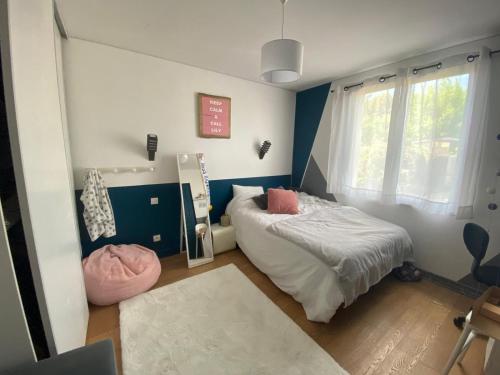 une petite chambre avec deux lits et un miroir dans l'établissement Villa spacieuse piscine jardin jacuzzi, à La Celle-sous-Gouzon