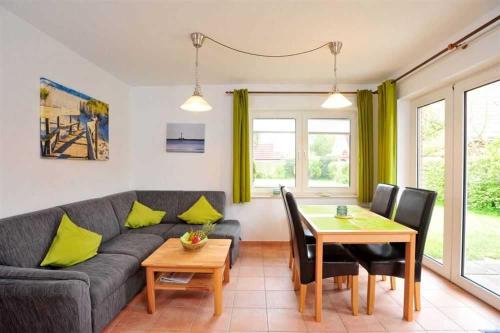 OlsdorfにあるWohnung 2 ID 153のソファとテーブルのあるリビングルーム