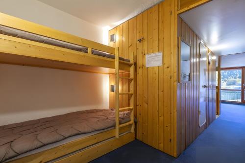 - une chambre avec 2 lits superposés dans une cabine dans l'établissement Studio Pierra Menta Vue Mont Blanc, à Arc 1800