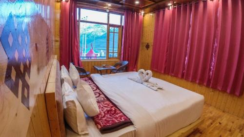 Postel nebo postele na pokoji v ubytování Kapoor Resort Kaza by Mountain Bee