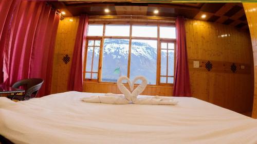 Postel nebo postele na pokoji v ubytování Kapoor Resort Kaza by Mountain Bee