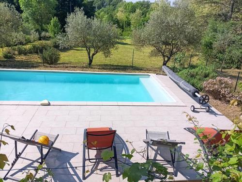 Πισίνα στο ή κοντά στο Gîte Gard 4-5 personnes Piscine et rivière