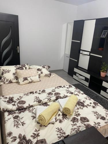 a bedroom with two beds with yellow pillows on them at Studio Lotus Zalău in Zalău