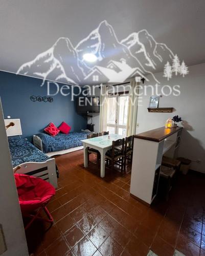 a living room with a couch and a table at Hermoso departamento frente a las montañas in Los Penitentes