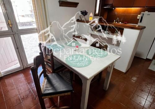 a table in a kitchen with a plate on it at Hermoso departamento frente a las montañas in Los Penitentes