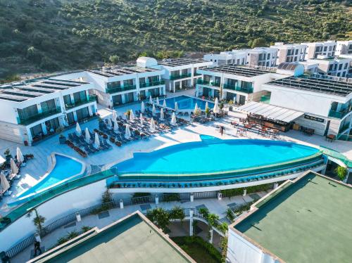 an overhead view of a swimming pool at a resort at Jasmin Elite Residence & SPA in Gümbet