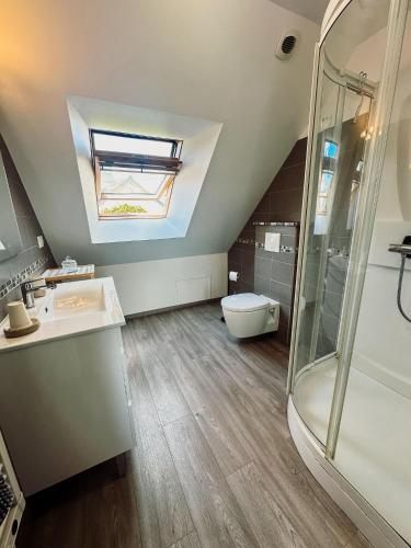 une salle de bain avec une douche, un lavabo et des toilettes dans l'établissement TY FANY, à Paimpol