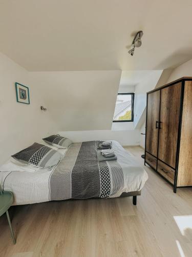 une chambre avec un grand lit et une fenêtre dans l'établissement TY FANY, à Paimpol