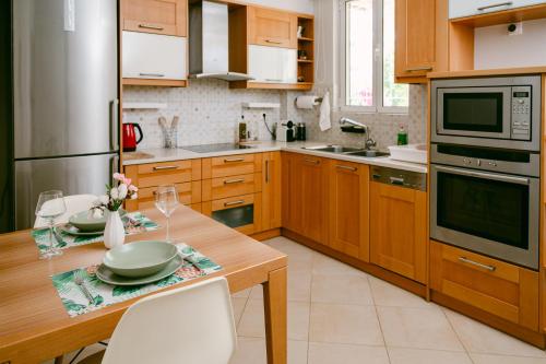 2BR home with Parking close to YGEIA, Mitera & OAKA