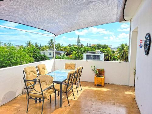 Freesia Rooftop Apartment - 1 Bedroom, Pool, 3min Walk to Beach & Shops