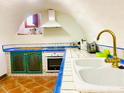 eine Küche mit einer großen weißen Spüle und einem Herd in der Unterkunft Casa Regina Casco Antiguo Altea by DelucaCo in Altea