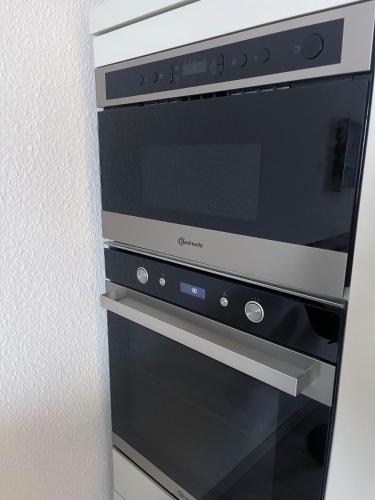 a black and white oven in a kitchen at Cosmopolitan in Paderborn