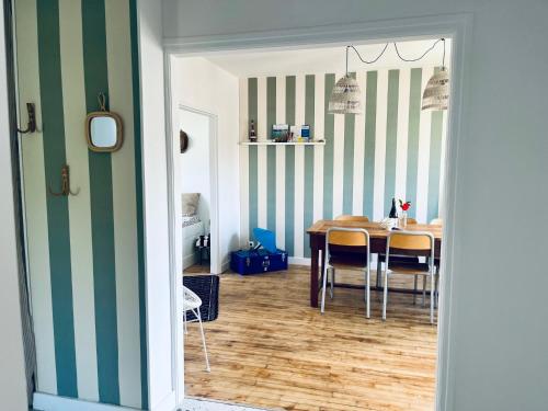 une salle à manger avec une table et une table et des chaises dans l'établissement Gigi La Roza, à Perros-Guirec