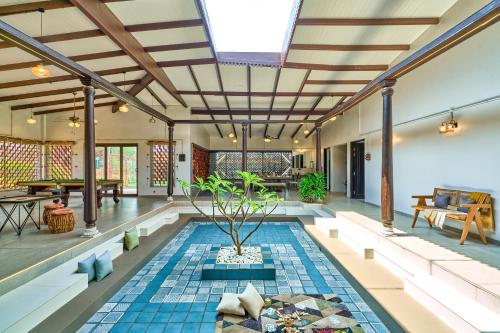 Zona de estar de SaffronStays Sarvam - 3bdr wada-inspired pool villa in Igatpuri