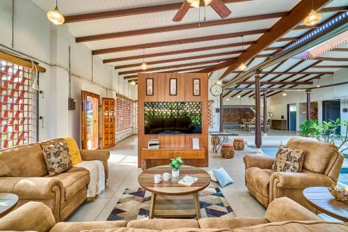 Zona de estar de SaffronStays Sarvam - 3bdr wada-inspired pool villa in Igatpuri