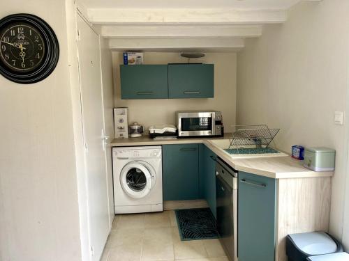 une cuisine avec un lave-linge et un lave-linge dans l'établissement Maison - Charentaise de charme, à Saint-Palais-sur-Mer