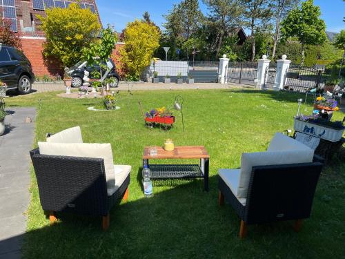 a yard with two chairs and a table in the grass at Casa Rehman in Ratzeburg