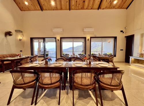 Un restaurante o sitio para comer en The Dunhill Manor