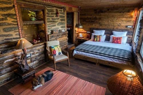 a bedroom with a bed in a log cabin at MeenaBagh Homes Ratnari in Shimla