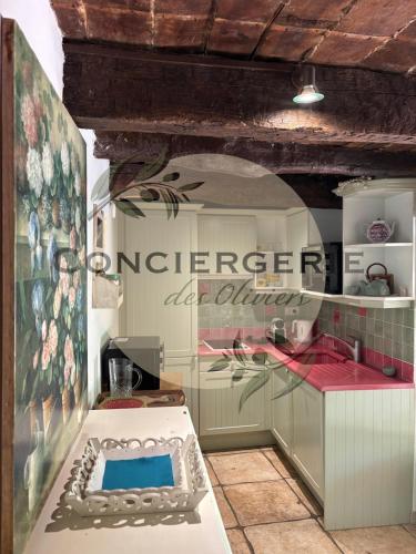 - une cuisine avec une cuisinière dans l'établissement Maison provençale avec piscine, à Solliès-Toucas