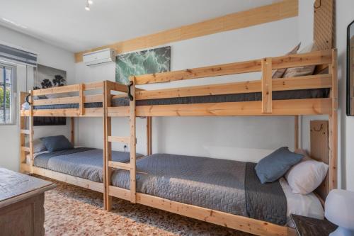 two bunk beds in a room at Chalet Novo Sancti Petri Surf in Chiclana de la Frontera