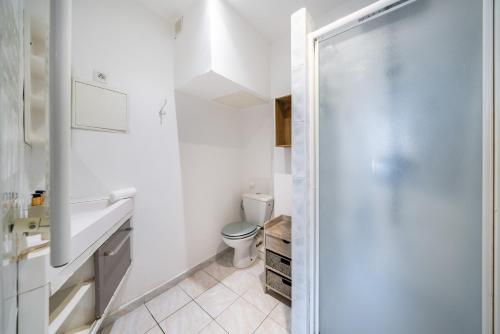 une salle de bain blanche avec toilettes et douche dans l'établissement 2 Pièces vieille-ville Cannes - Suquet - Proche Palais et Croisette, à Cannes