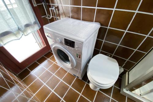 a washing machine and a toilet in a bathroom at Casa Magnanina Sarda in Oristano