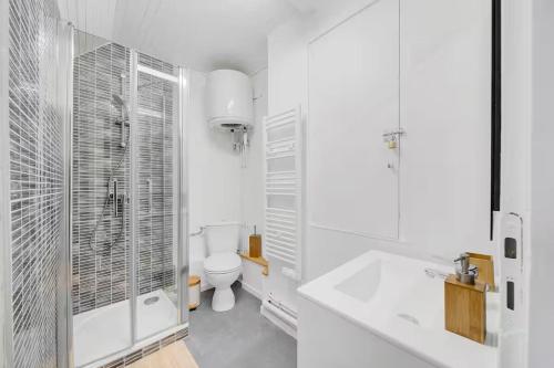 a white bathroom with a toilet and a sink at Le Terracotta proche Centre Ville et Caserne in Chalon-sur-Saône